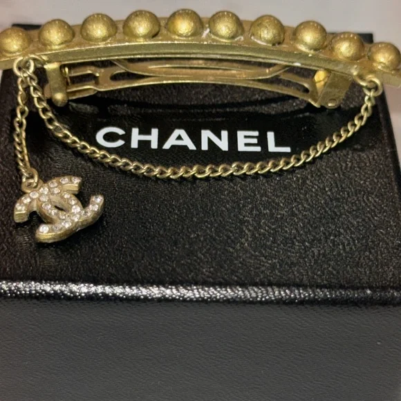 Preloved Vintage Chanel hair clip great condition has some  display picture 3
